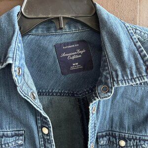 AMERICAN EAGLE WOMENS DENIM SHIRT WHITE PEARL BUTTONS